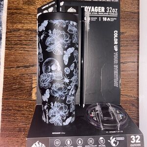 Hydrapeak Skull Tumbler 32oz black skulls brand new with extra straw and sip top